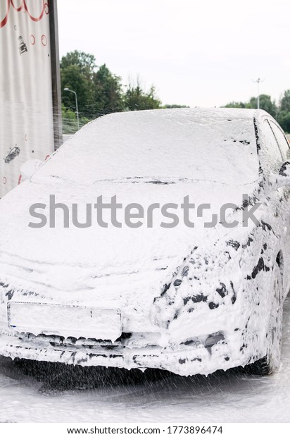 the\
whole car in foam and detergent bubbles at the\
sink