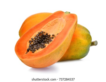целые и половина спелых плодов папайи с семенами, выделенными на белом фоне