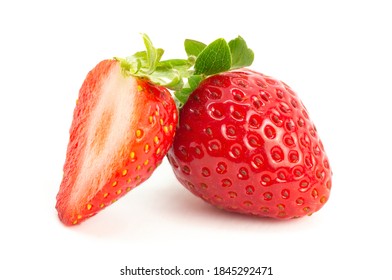 Ganze und halbe Erdbeere einzeln auf weißem Hintergrund, Gartensommerobst, Erdbeeren, Kopienraum ( Fragaria )