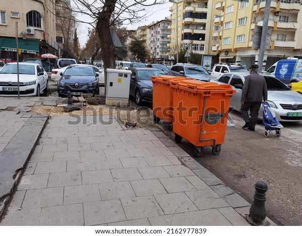 Why there are sidewalks explained in\
the photo in Gaziantep on 07.03.2022\
Türkiye