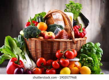 Korb mit mehreren Lebensmittelerzeugnissen einschließlich frischem Gemüse und Obst