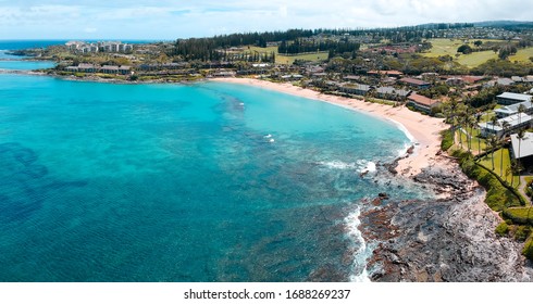 breites Luftbild der Bucht von Napili auf Maui