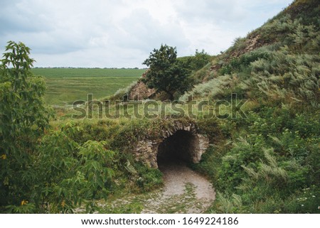 Foto Bild Weitwinkel Tunnel mit Rohrleitungen im Winter