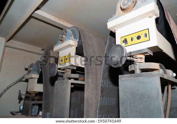 Wide belt\
sanding machine,Machine instructions\
label