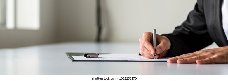 Großer Panoramablick auf Geschäftsleute, die auf weißem Schreibtisch ein Dokument oder einen Geschäftsvertrag unterzeichnen.