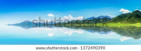 The wide and wide picture, blue sky and white clouds, beautiful endless green mountains and waters.