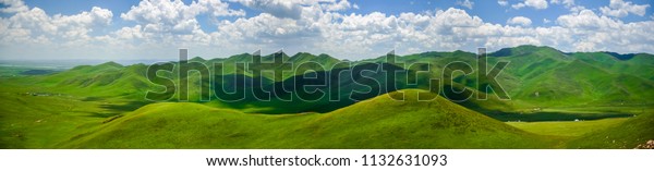 The wide and wide\
picture, the blue sky and white clouds, the beautiful boundless\
green mountain grassland.