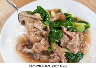 Wide Rice Noodles with Pork in Gravy Sauce