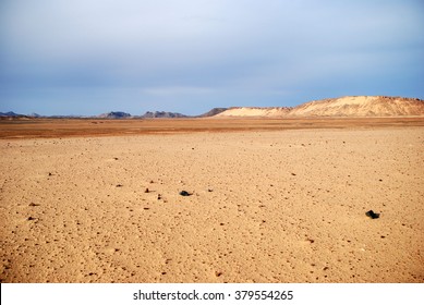 the largest hot sandy desert in the world