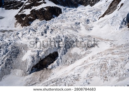 Wide view of an extensive alpine icefall featuring deep crevasses, fractured ice and complex surface structures. The scene documents continuous ice movement and natural deformation in a high mountain environment, making it suitable for scientific, geological and environmental subjects.