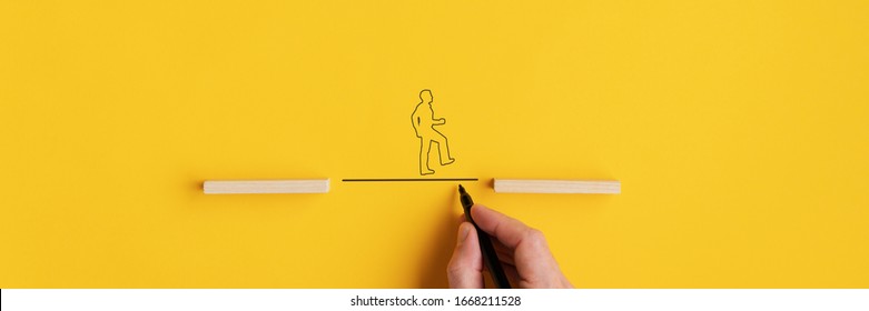 Großansicht der männlichen Hand zeichnen eine Linie zwischen zwei hölzernen Pegs für eine Silhouette eines Mannes zu laufen. Auf gelbem Hintergrund mit Kopienraum.