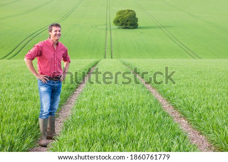 Similar – Foto Bild Hand voll frisch gepflückter Waldpilze