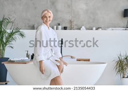 Foto Bild In der Badewanne geniesst der junge Mann die Erfrischung im kaltem Wasser