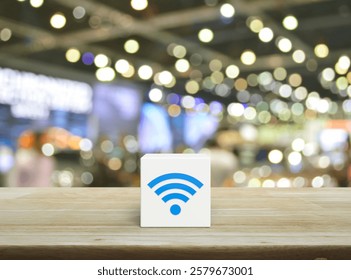 Wi-Fi значок на белом кубике блока на деревянном столе над размытым светом и тенью торгового центра, технология интернет-коммуникации концепции