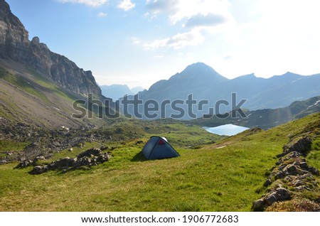 Wild camping in the swiss mountains with a view of a mountain lake in the canton of uri. Enjoy the time in the beautiful nature Imagine de stoc © 