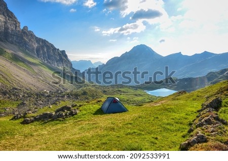  Wild camping in the swiss mountains with a view of a mountain lake in the canton of uri. Enjoy the time in the nature Imagine de stoc © 