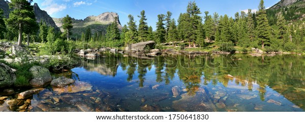 サヤン山脈の野生の森の湖 自然公園エルガキ シベリア性 ロシアを旅行 広いパノラマ の写真素材 今すぐ編集