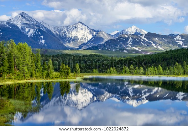 アルタイ山脈の野生の山湖 夏の風景 美しい反射 の写真素材 今すぐ編集