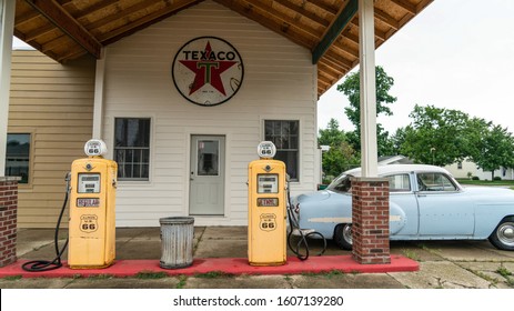 Williamsville, Illinois/USA - June 9, 2018: Historic Gas Station With Classic Car Along Route 66. Nostalgia Along The Mother Road.