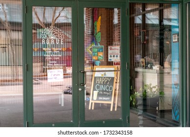 WILLISTON, VT, USA. May 6, 2020. A Sign On The Door Of Mexican Restuarant Agave Tells Customers To Plesae Stay Outside. Williston, VT