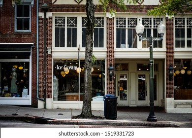 Wilmington, NC / USA - Sept 13-16 2019 An Historical Port City On The U.S. Southern Atlantic Coast. Old Buildings Refurbished, Repurposed. Downtown Along Cape Fear River Is Vibrant And Active. 