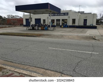 Wilmington, North Carolina / USA, February 11, 2018. Roses Ice And Coal In Downtown Wilmington NC. Convince Store And Ice Manufacturers.