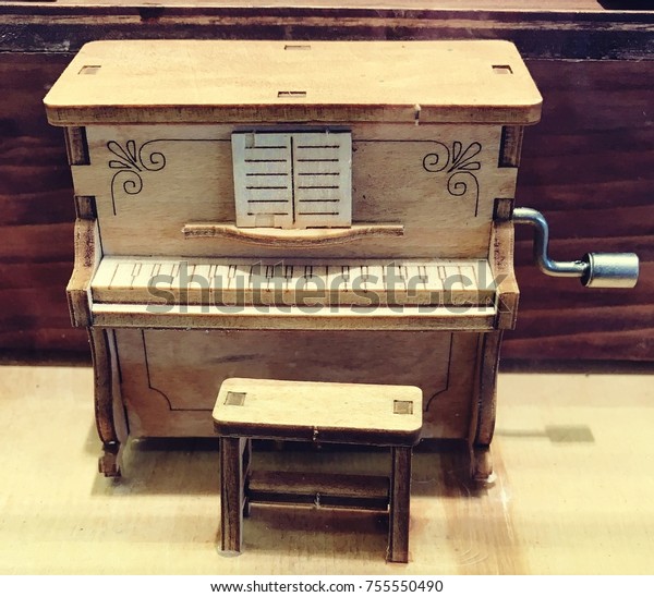 wind up piano