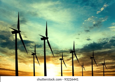 Windkraftanlagen bei Sonnenuntergang