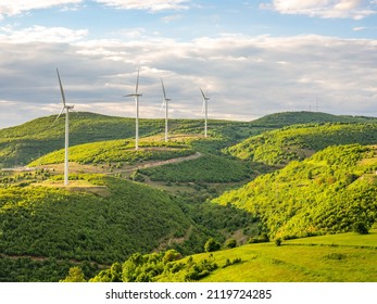 Windturbinen auf Hügeln in Romantik, in der Nähe von moldova noua, in der Nähe von Danube Bank
