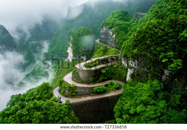 中国湖南省の雲に浮かぶ天津山国立公園 張持阿寺江 の曲がりくねった道 の写真素材 今すぐ編集