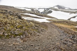 Windbahn Mit Felsen Und Felsen, Teilweise Schneebedeckt In Einer Berglandschaft Nahe Fimvordulhals In Island