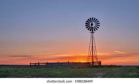 Windmühle mit Wasserpumpe gegen Sonnenaufgang, Pawnee National Grassland in Colorado