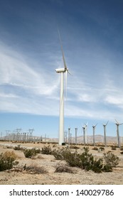 Molinos de viento conocidos como "Turbina eólica" o "Granja eólica" con molinos de viento en el desierto de Palm Springs en el sur de California