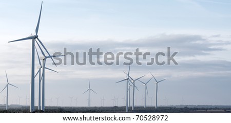 Foto Bild Windräder am Horizont unter dramatischem Himmel