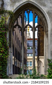 Window Arch Of St Dunstan In The East Church Covered With Ivy; Hidden Places Of London Wallpaper 