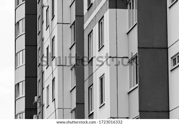 The window of the building, black and white, many\
windows, building windows\
Угол дома, много окон, окна дома,\
чёрно-белый, современный\
дом