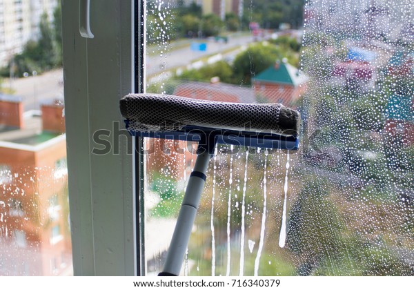 Window cleaning brush\
for windows washing