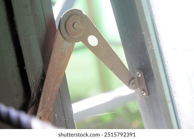 window latch hinge to keep the window open