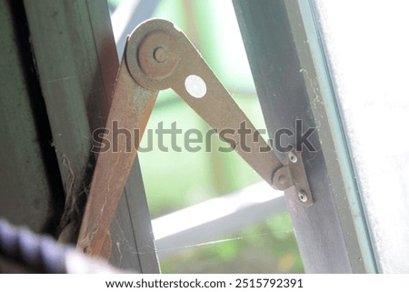 window latch hinge to keep the window open