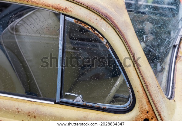 window of the old car of\
the triangle