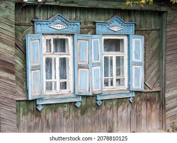 Fenêtres d'une vieille maison dans le village.
