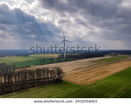 Windrad, Windräder zwischen Feldern und Wiesen