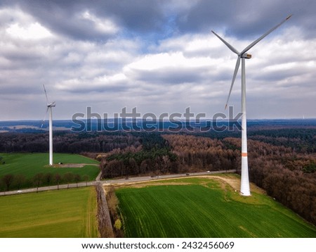 Windrad, Windräder zwischen Feldern und Wiesen