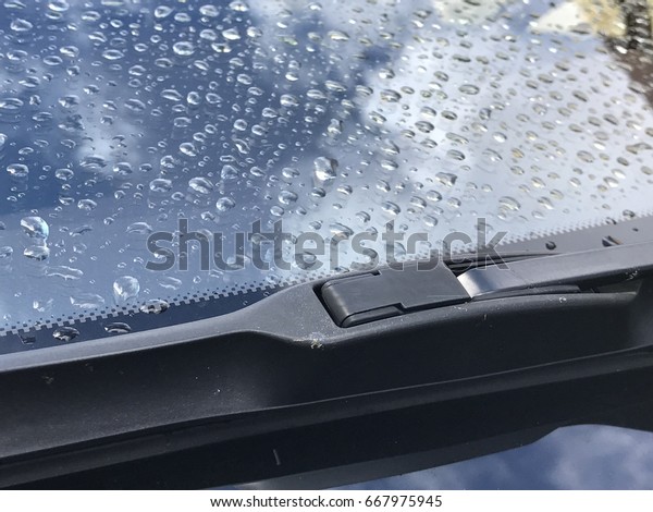 Windscreen Wiper with\
dropped water dots