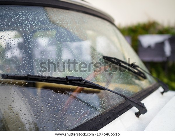 Windscreen wiper on a\
classic car oldtimer