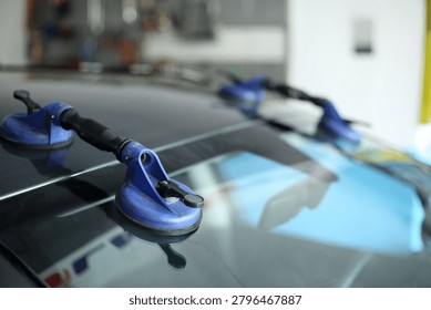 Windshield replacement using vacuum tool service