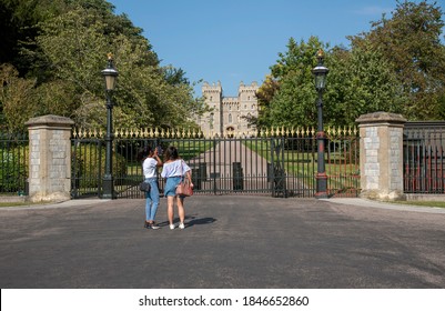 Windsor, Berkshire, England, UK. 2020. Visitors looking towards Windsor Castle and the George VI Gateway and visitors apartments from the Long Walk.