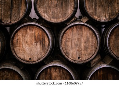 Weinkeller im Weinkeller. Die Weinfässer werden im Kellergut gestapelt.