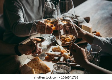 Vinho e queijo servidos para uma festa amigável em um bar ou restaurante.