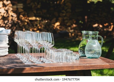 Wine Glasses Are Lined Up.Wedding Banquet.Clean Champagne Glasses On The Table.for Water On The Banquet Table. Wine Glasses At The Birthday Party.Empty Glasses Are Lined Up.Banquet Preparation